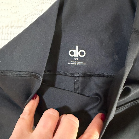 ALO airlift high waisted 7/8 length leggings in black size extra small - Picture 5 of 6